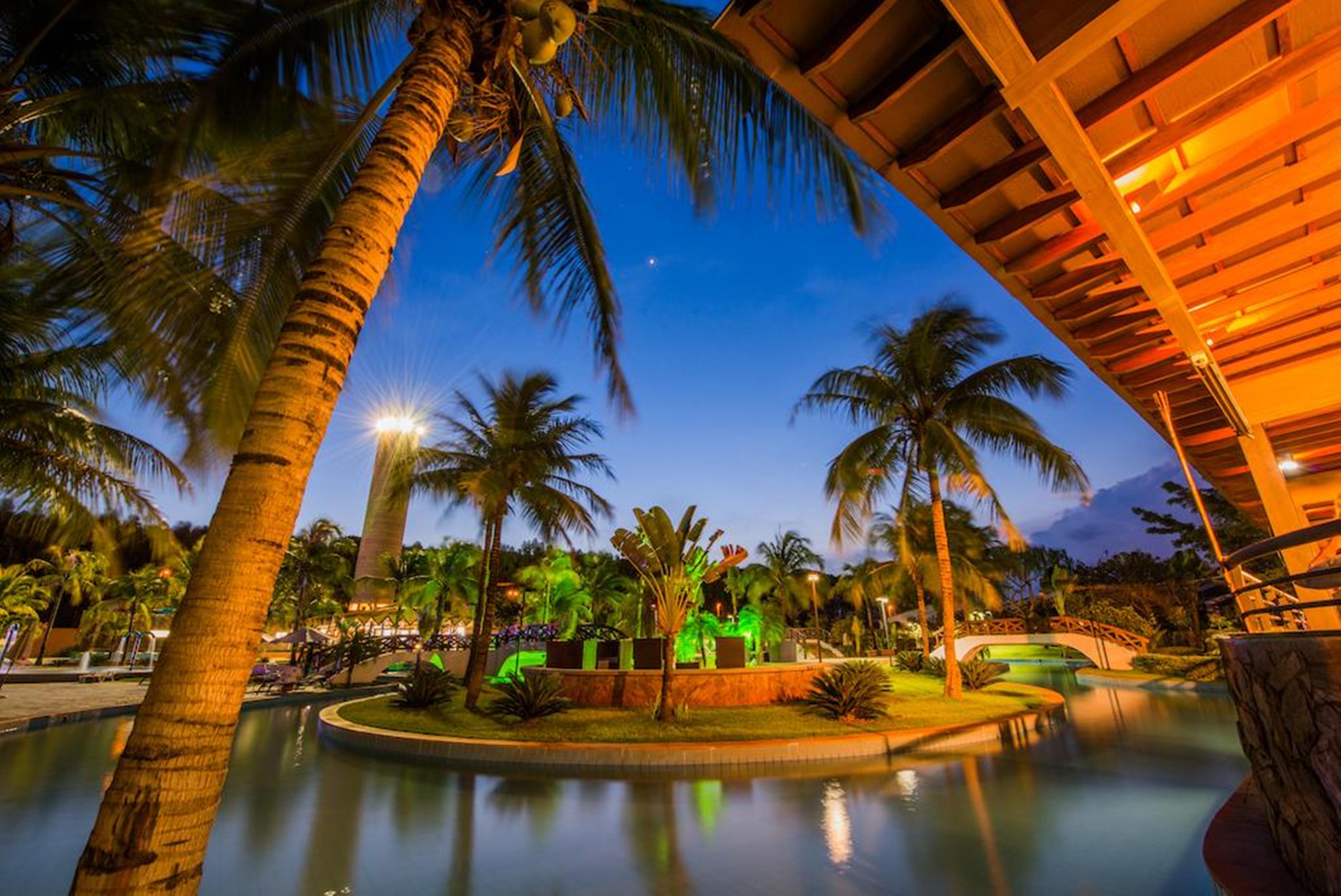 Blue Tree Thermas De Lins Resort Exterior photo The resort at night