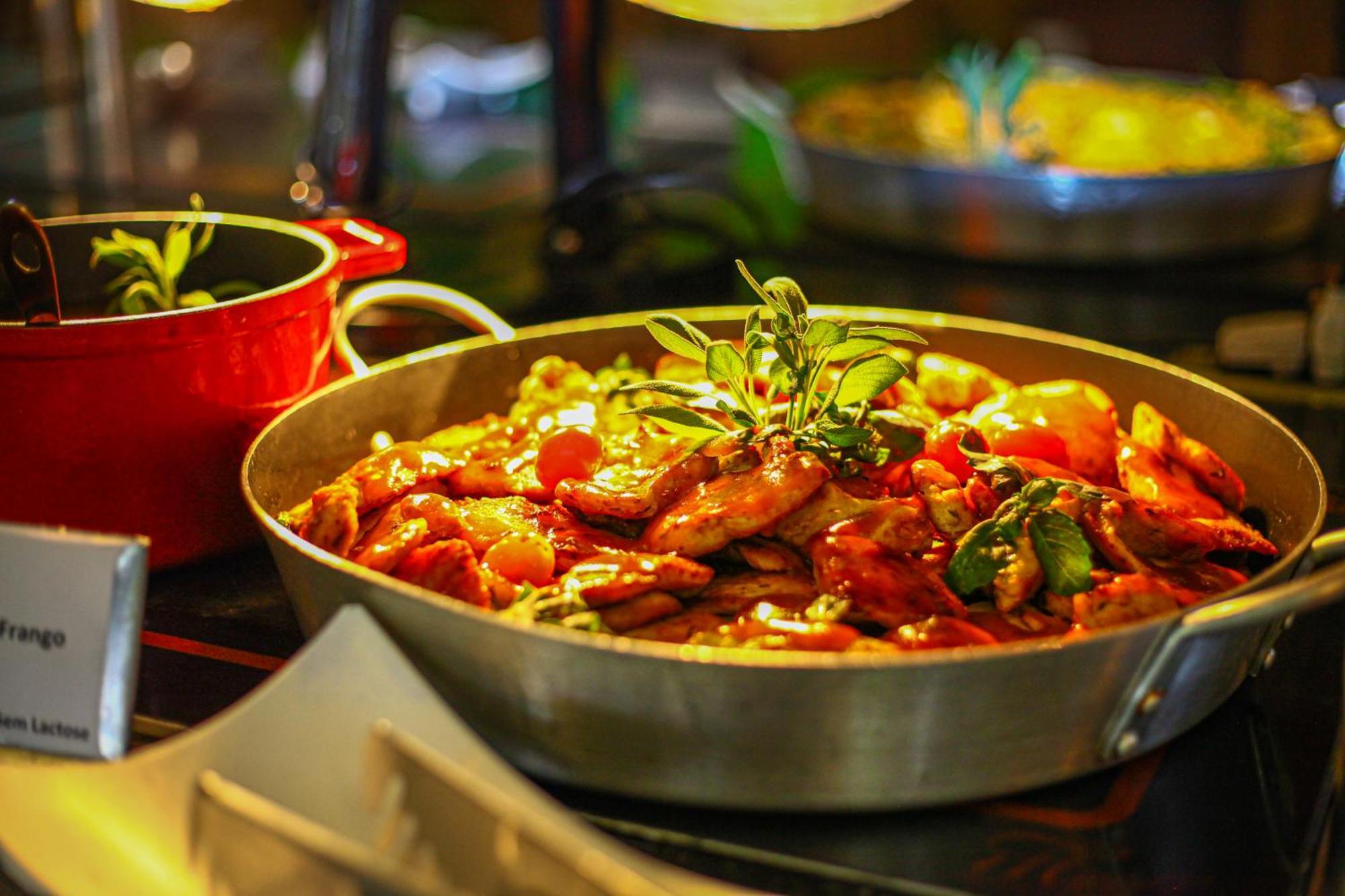 Blue Tree Thermas De Lins Resort Exterior photo A pan of chicken tikka masala