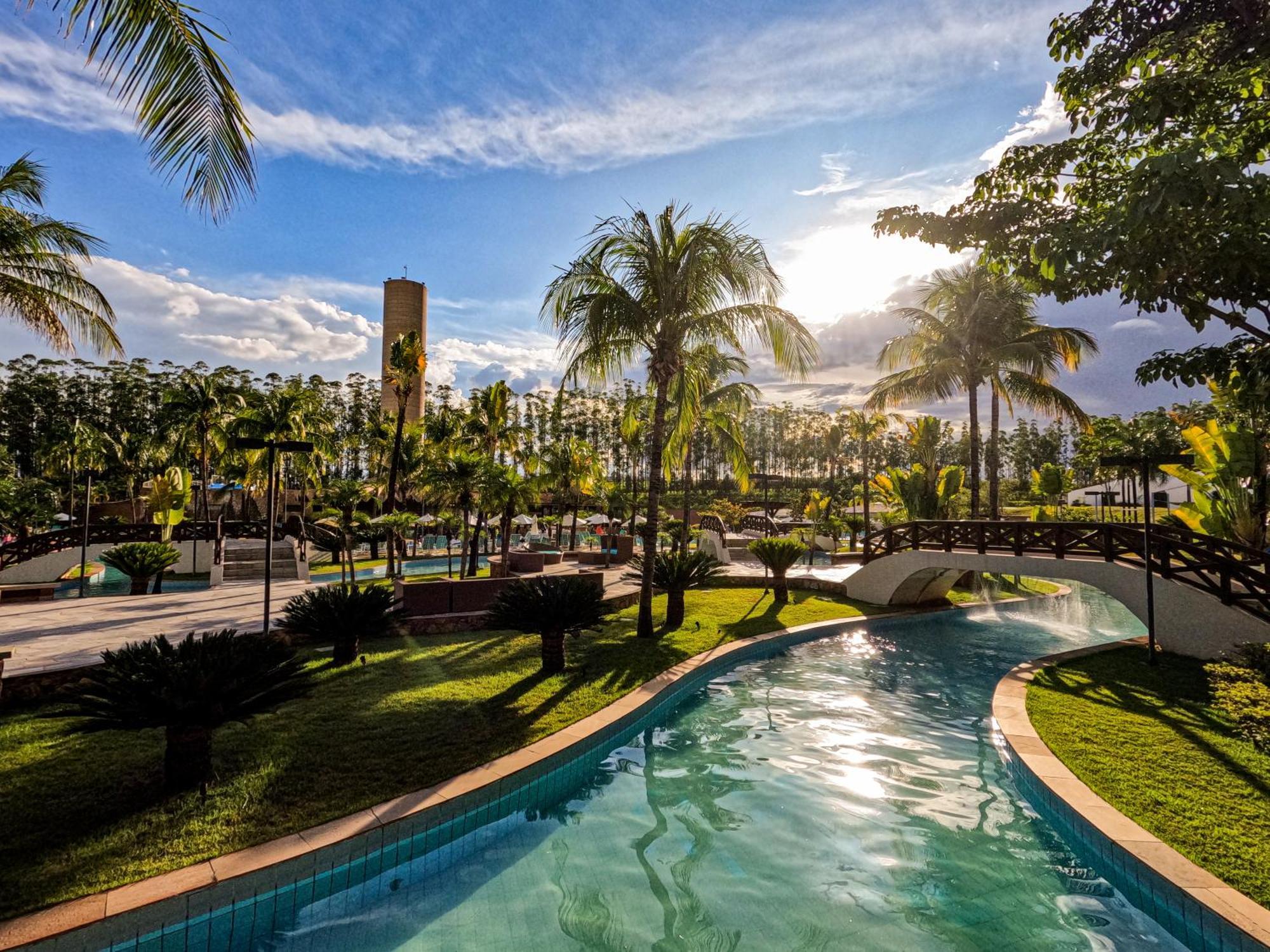 Blue Tree Thermas De Lins Resort Exterior photo The artificial river at the resort