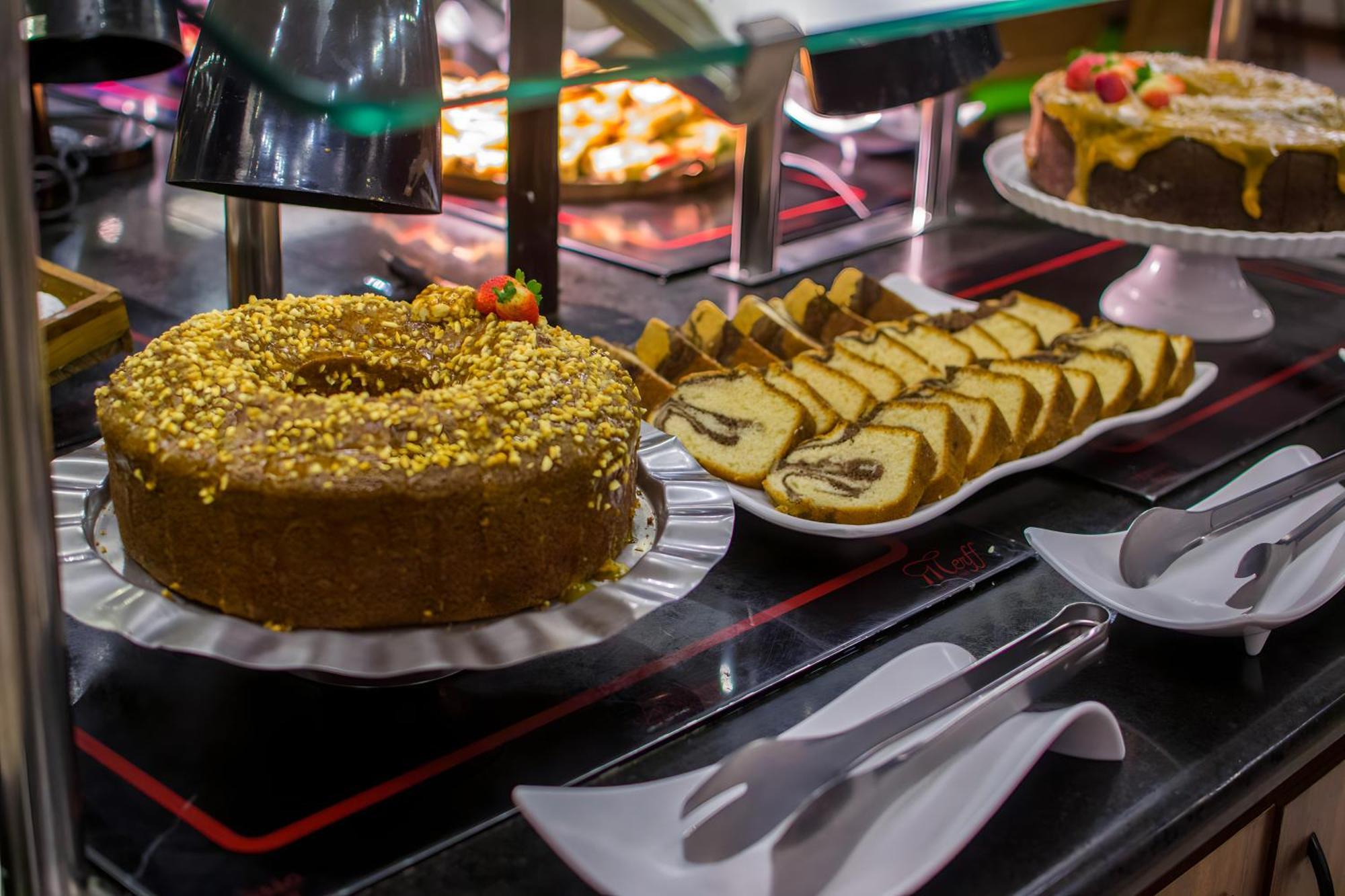 Blue Tree Thermas De Lins Resort Exterior photo A dessert buffet