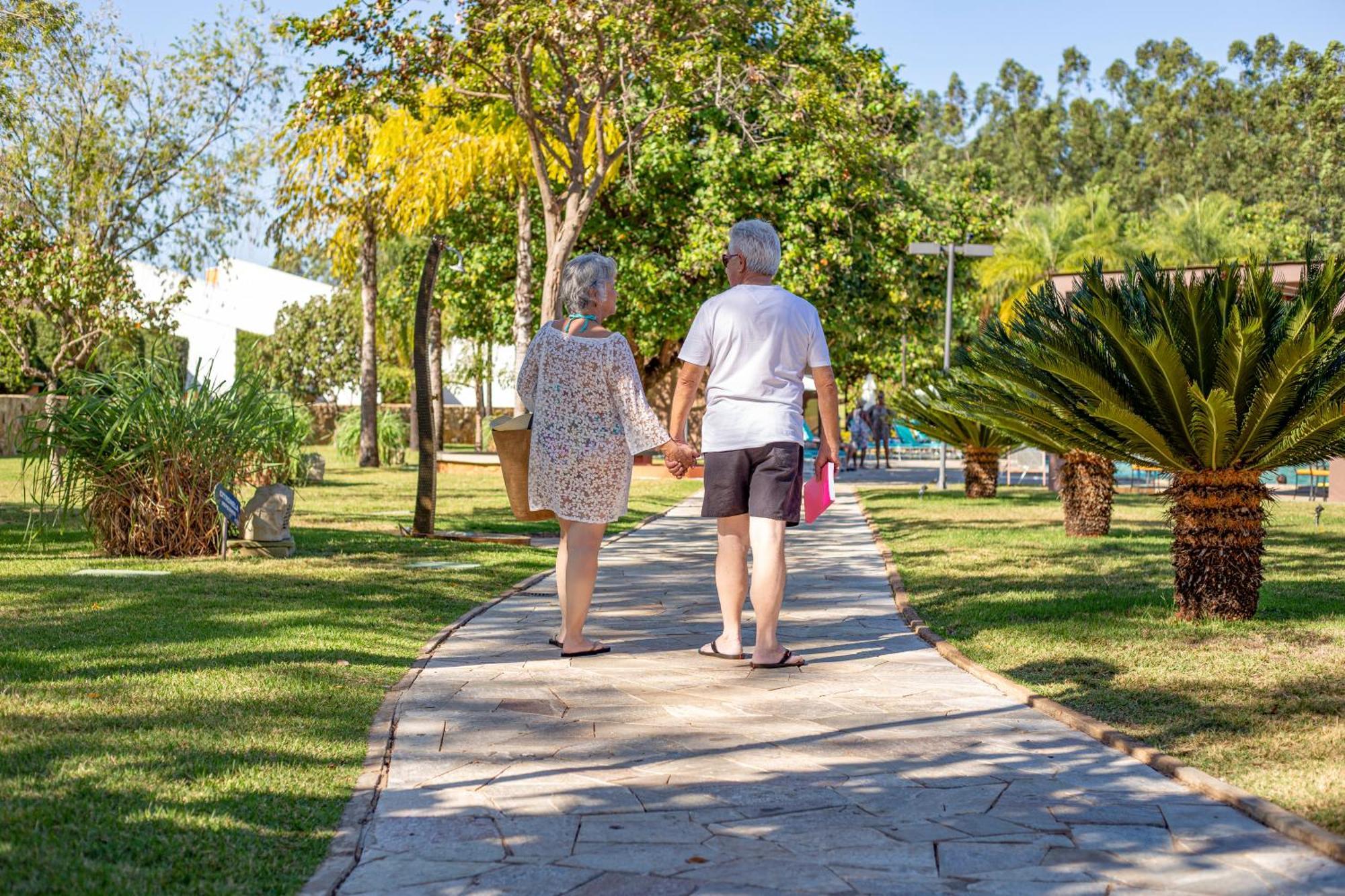 Blue Tree Thermas De Lins Resort Exterior photo A couple walking in a park